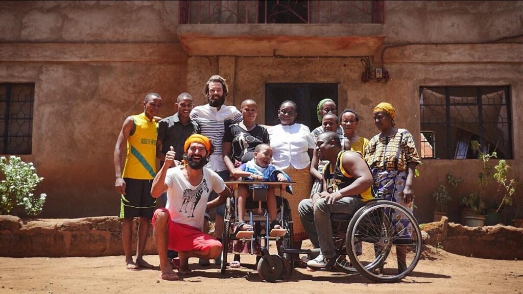 Muammer Milan photo de groupe Afrique handicapé 