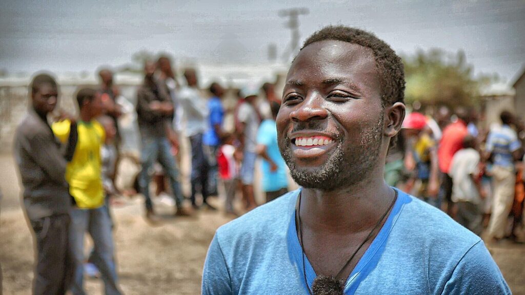 Afrique homme sourire joie de vivre personnes en fond