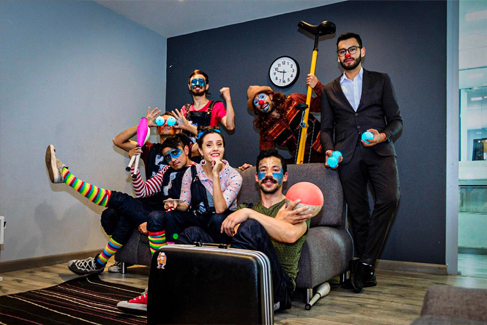 Groupe de cirque déguisé