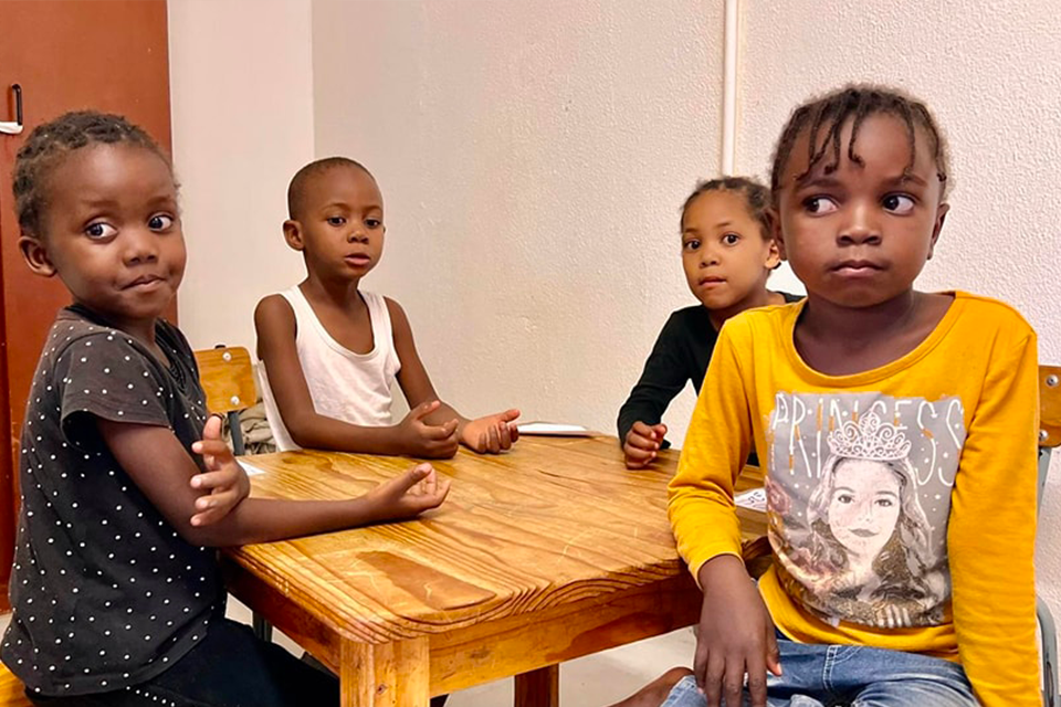 filles assis à une table dans un orphelinat Afrique Namibie