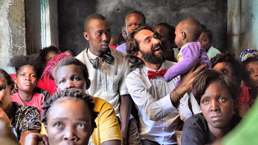 école groupe d'élèves afrique muammer enfant dans les bras